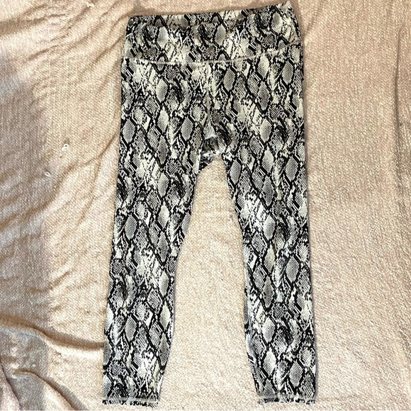 Fabletics Define PowerHold High-Waisted 7/8 Legging Neutral Reptilia Snakeskin - Picture 3 of 4
